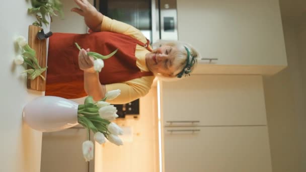 Енергійні Літні Кавказькі Жінки Вирізають Спинні Тюльпани Стовбури Ножицями Перед — стокове відео