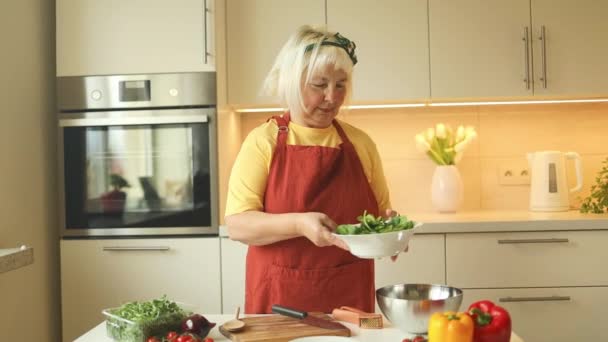 Счастливая Пожилая Белая Женщина Готовит Овощную Еду Улыбающаяся Вегетарианка Готовит — стоковое видео