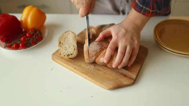 Kobieta Skrupulatnie Kroi Świeży Chleb Przygotowując Fundament Pysznej Kanapki Chleb — Wideo stockowe