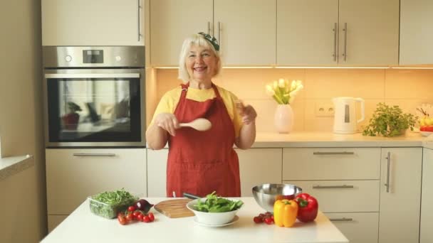Enerjik Yaşlı Beyaz Kadın Heyecanlı Kaldırıyor Mutfakta Dans Ederek Taze — Stok video