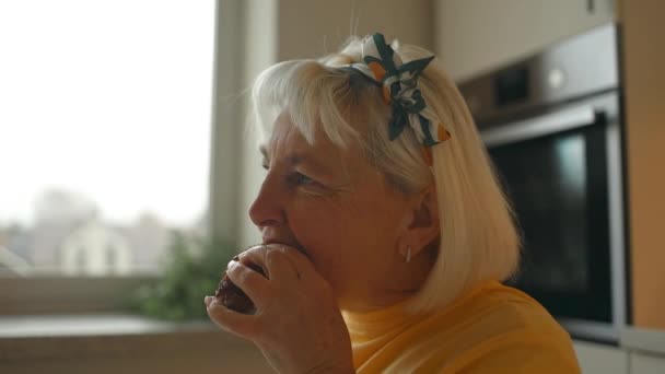 Atraente Enérgico Idoso Caucasiano Anos Mulher Desfrutando Café Aromático Fresco — Vídeo de Stock