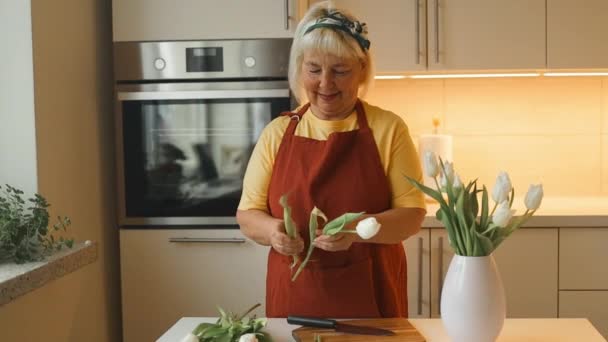 Energetische Ältere Kaukasische Frau Der 60Er Jahre Schneidet Tulpenstengel Mit — Stockvideo