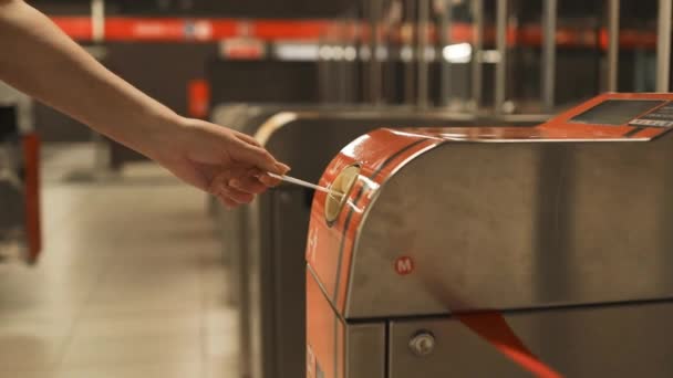 Pessoa Que Usa Cartão Para Passar Por Portão Catraca Metro — Vídeo de Stock