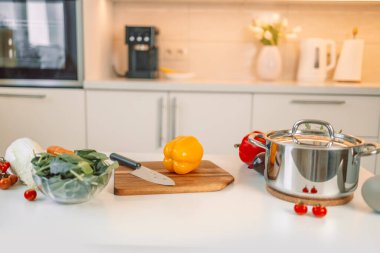 Modern mutfakta beyaz masada farklı taze sebzeler. Metin için boşluk: Yüksek kaliteli fotoğraf