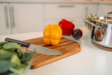 Modern mutfakta beyaz masada farklı taze sebzeler. Metin için boşluk: Yüksek kaliteli fotoğraf