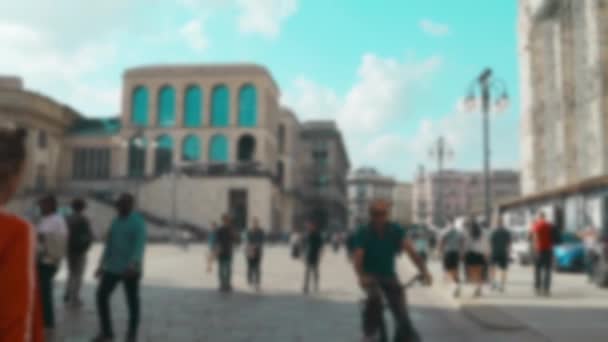 Люди Ходят Выставочному Центру Оживленной Улице Милане Высококачественные Fullhd Кадры — стоковое видео
