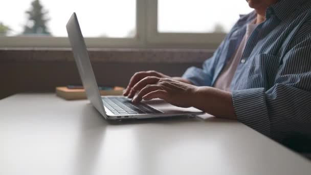 Close Empresária Mãos Digitando Teclado Laptop Espaço Aberto Sério Gerente — Vídeo de Stock