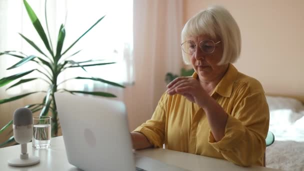 灰心丧气的高年级白种人感到疲惫 担心坐在笔记本电脑旁的问题 忧心忡忡的女性在网上阅读坏消息 收到关于债务或消极消息的电子邮件通知 — 图库视频影像