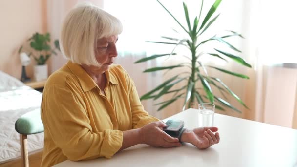 老年妇女在家用数字压力计检查血压和心率 老年妇女注意健康 健康和医疗概念 优质Fullhd影片 — 图库视频影像