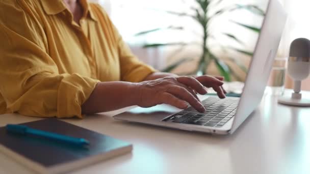 Biała Kobieta Pisząca Klawiaturze Użytkowniczka Biznesowa Korzystająca Laptopa Pracująca Online — Wideo stockowe