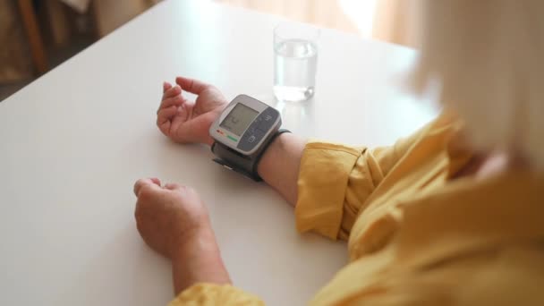 Senior Vrouw Controleert Bloeddruk Hartslag Met Digitale Manometer Door Zelf — Stockvideo