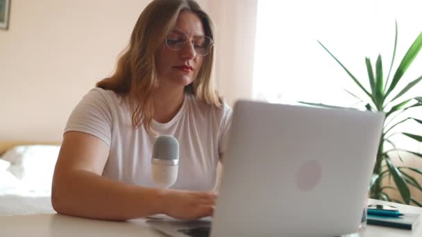 Großaufnahme Geschäftsfrau Hände Tippen Laptop Tastatur Offenen Raum Seriöse Manager — Stockvideo