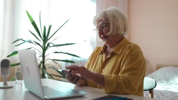 Znepokojená Běloška Pracující Notebooku Hledající Chytrém Telefonu Domácí Kanceláři Vážná — Stock video