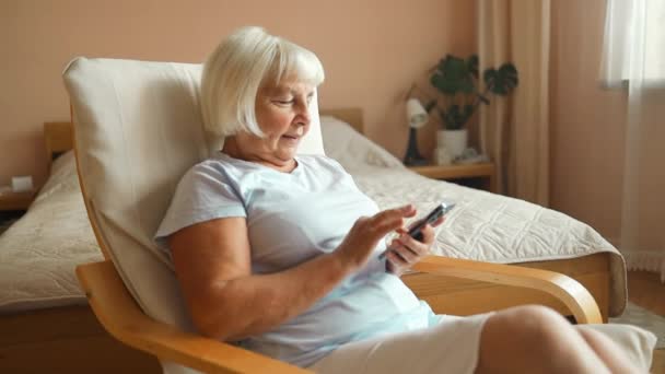 白种人漂亮的60多岁女人在家里微笑 女性休息放松 在客厅里度过空闲时间 — 图库视频影像