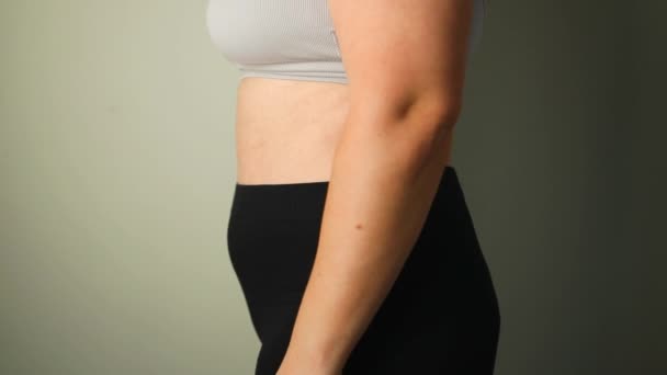 肥胖女人的大肚子上围着脂肪褶皱 超重的概念 肥胖的女性 节食和超重的问题 优质Fullhd影片 — 图库视频影像