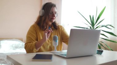 Günlük vlog kanalı için çevrimiçi içerik oluşturan sosyal etken. Yaşam tarzı vlog 'u için içerik kaydeden kadın, sosyal medyayı pazarlama için kullanan modern iş kadını. 