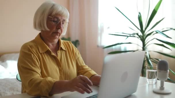 Hübsche Seniorin Die Sitzt Mit Laptop Schreibtisch Spricht Mit Dem — Stockvideo
