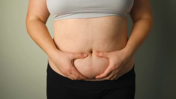 Zsírredők Közelsége Túlsúlyos Nagy Hasán Fogalom Túlsúly Elhízott Fogyókúra Túlsúlyos — Stock videók