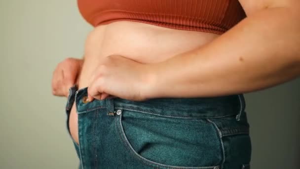 Close Van Vet Plooien Grote Buik Van Overgewicht Vrouw Concept — Stockvideo
