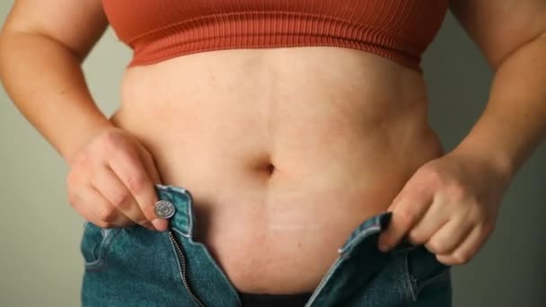 太りすぎの女性の大きな腹に脂肪の折り畳みを閉じる 過剰な体重 肥満の女性 ダイエット 過体重の問題の概念 高品質のフルHd映像 — ストック動画