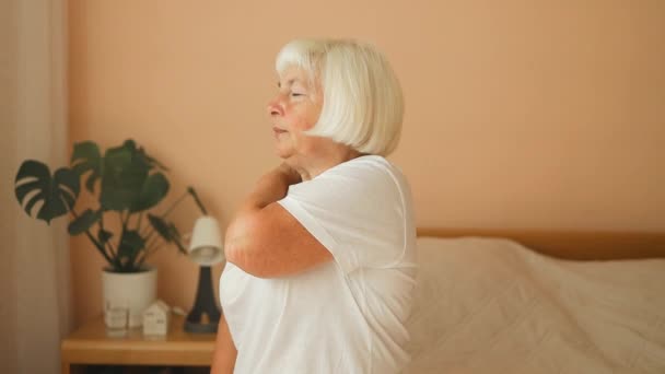 肩の痛みがあるシニア女性 高齢の女性はひどい痛みに耐えています 高齢者の肩の痛み 肩の痛みのあるシニアレディース 高品質のフルHd映像 — ストック動画