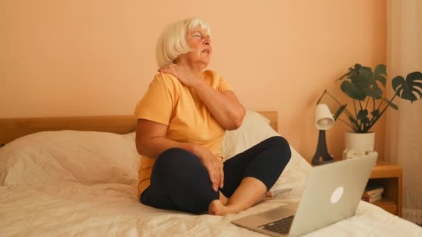 Ritratto Stanca Donna Anziana Degli Anni Con Mal Testa Lavorato — Video Stock