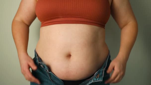 Primer Plano Los Pliegues Grasa Vientre Grande Mujer Con Sobrepeso — Vídeo de stock