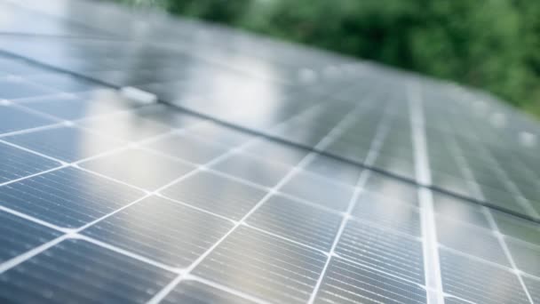 太阳能电池农场生态技术的特写 太阳能电池面板在光伏发电厂中的景观 可持续资源与可再生能源的概念 — 图库视频影像