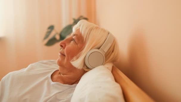 Zrelaksowana Kobieta Słuchająca Muzyki Słuchawkach Domu Słuchająca Muzyki Wysokiej Jakości — Wideo stockowe