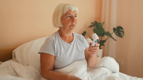 Porträtt Kaukasisk Äldre Kvinna Som Ligger Sängen Kontrolleras Efter Temperatur — Stockvideo