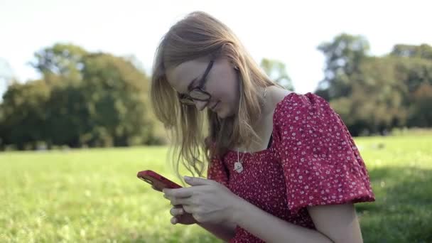 Крупный План Белой Женщины Болтающей Своими Друзьями Через Смартфон Используя — стоковое видео