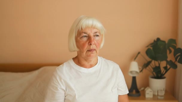 Нездоровая Пожилая Женщина Кладет Руку Грудь Чувствует Дискомфорт Имея Боль — стоковое видео