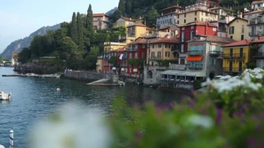 Como Lake bölgesindeki Varenna kasabası. İtalyan geleneksel göl köyü. İtalya, Avrupa. Yüksek kaliteli FullHD görüntüler