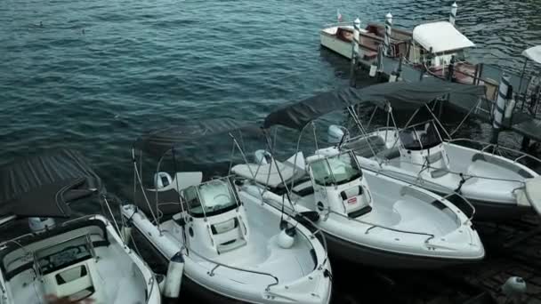 Increíble Vista Barco Agua Clara Lago Como Italia Barcos Modernos — Vídeo de stock