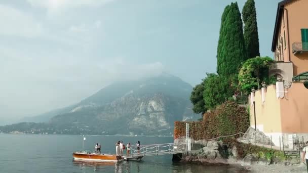 이탈리아 2023 관광객 여성과 친구가 뜨거운 Lake Como 보트를 파노라마 — 비디오