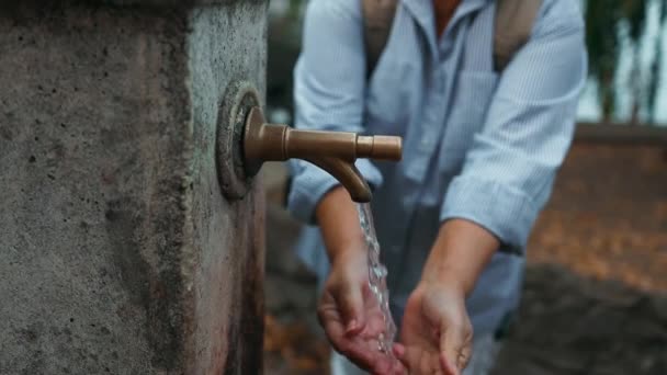 Enchendo Uma Garrafa Com Água Potável Uma Fonte Pública Sede — Vídeo de Stock