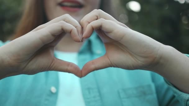 Γυναικεία Χέρια Που Δείχνουν Σχήμα Καρδιάς Σημάδι Αγάπης Αρμονίας Ευγνωμοσύνης — Αρχείο Βίντεο