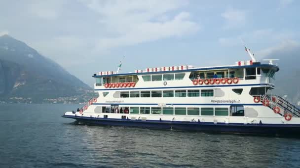 Комо Італія Жовтня 2023 Панорамний Вид Круїзний Корабель Подорожує Озером — стокове відео