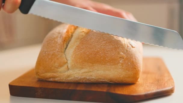 Κοπή Μαχαίρι Τραγανό Ψωμί Στη Σύγχρονη Κουζίνα Νόστιμο Ψωμί Βρίσκεται — Αρχείο Βίντεο