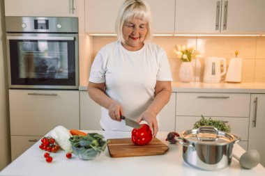 Tahta kesme ve mutfakta dolmalık biber kesme, evde yemek hazırlama. Vejetaryen sağlıklı yiyecekler. Yüksek kalite fotoğraf