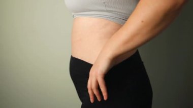 Şişman kadınların göbeğinde yağ kıvrımları var. Aşırı kilo, obez kadın, diyet ve aşırı kilo sorunları kavramı. Yüksek kaliteli FullHD görüntüler