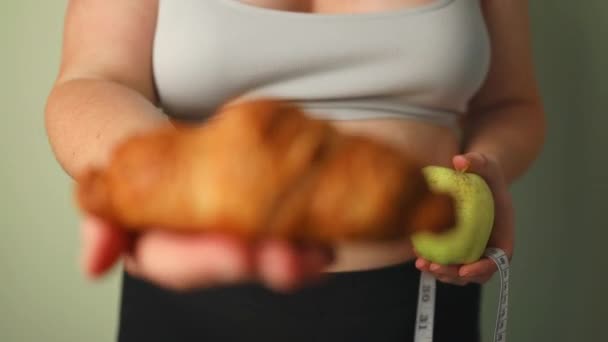 女性手拿着绿色苹果 灰色测量带 白色背景隔离 健康有机食品对女性节食观念的影响 — 图库视频影像