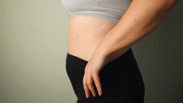 肥胖女人的大肚子上围着脂肪褶皱 超重的概念 肥胖的女性 节食和超重的问题 优质Fullhd影片 — 图库视频影像