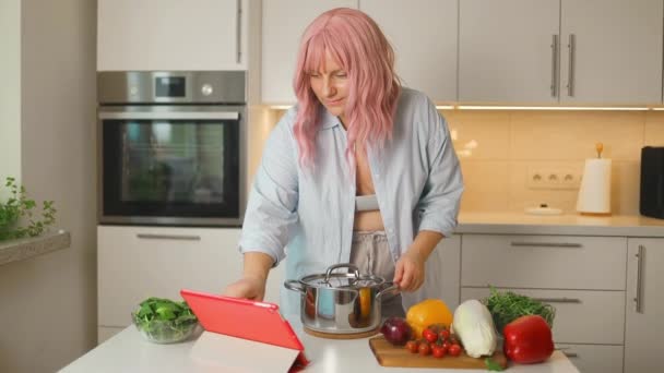 Ευτυχισμένος Καυκάσιος 30S Γυναίκα Στέκεται Στην Κουζίνα Χρησιμοποιώντας Tablet Υπολογιστή — Αρχείο Βίντεο