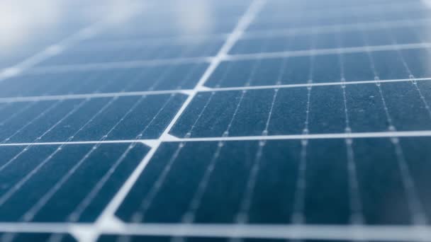 太阳能电池农场生态技术的特写 太阳能电池面板在光伏发电厂中的景观 可持续资源与可再生能源的概念 — 图库视频影像