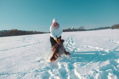 Adam kar fırtınasından sonra kaldırımdan karı kaldırıyor. Kış zamanı. Avrupa. Yüksek kalite 