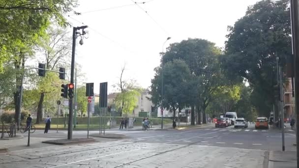 Stadtansicht Von Straßenkreuzung Oder Straßenkreuzung Der Stadt Mit Links Und — Stockvideo