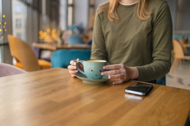 Kafede koyu aromalı kahve içen güzel beyaz bir kadının yakın plan görüntüsü. Yüksek kalite fotoğraf
