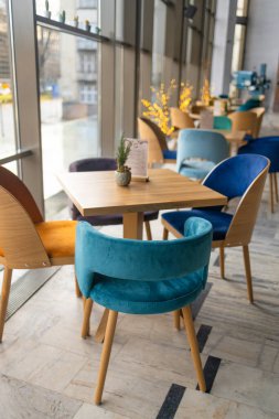 Çatı katı tarzı modern kafe, tuğla duvarlı kahve seti. Yüksek kalite fotoğraf