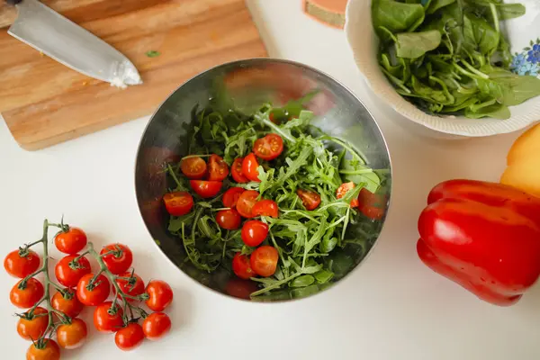 Taze domatesli sağlıklı sebze salatası, salatalık, soğan, ıspanak ve marul tabakta. Diyet menüsü. Üst Manzara. Yüksek kalite fotoğraf